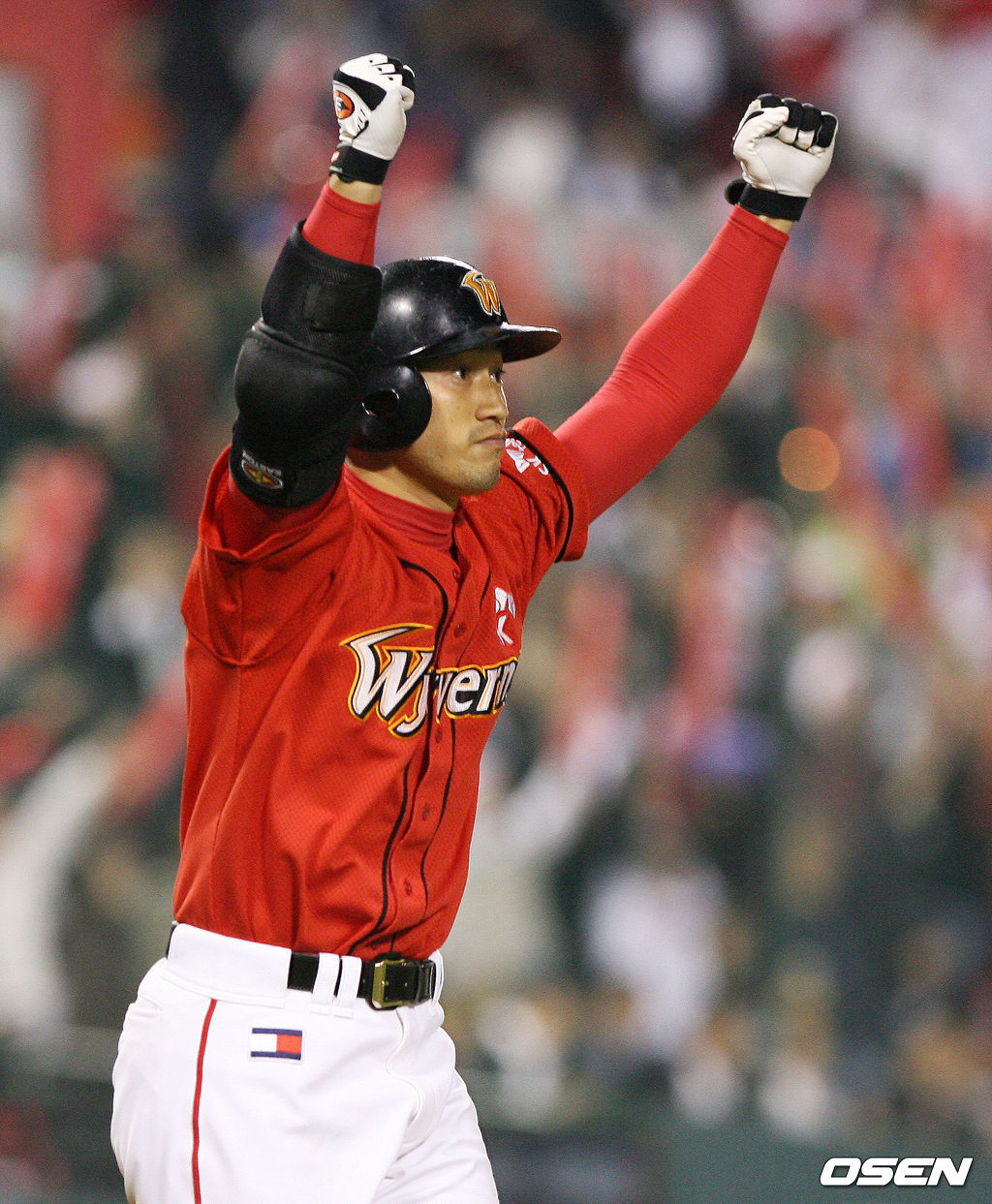 SK 김재현이 2007년 한국시리즈 4차전 5회초 1사에서 조동화에 이어 백투백 홈런을 날리고 두팔 벌려 기뻐하고 있다. /ajyoung@osen.co.kr