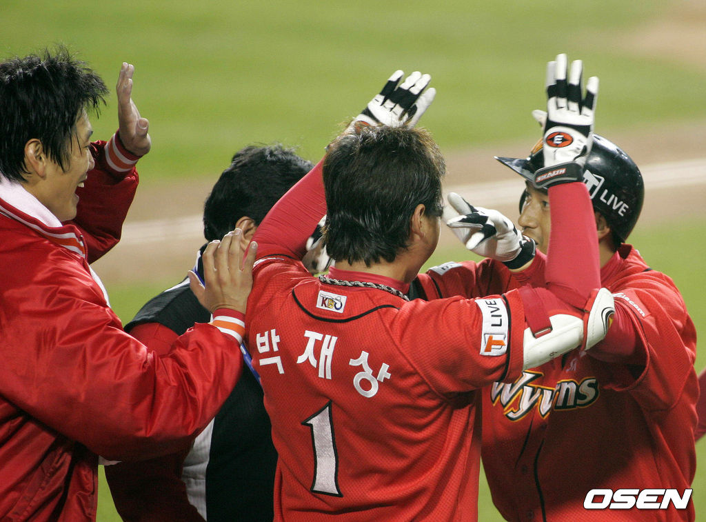 SK 김재현이 2007년 한국시리즈 4차전 5회초 1사에서 조동화에 이어 백투백 홈런을 날리고 김광현과 하이파이브를 하며 기뻐하고 있다. /OSEN DB