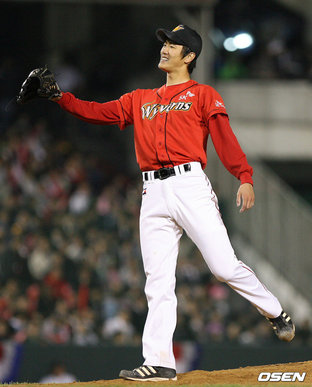 SK 김광현이 미소를 지으며 자신감 넘치는 피칭을 이어가고 있다. /ajyoung@osen.co.kr