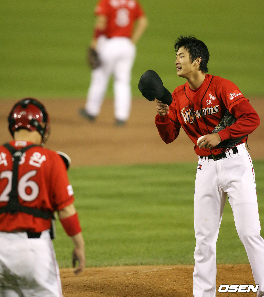 SK 김광현이 7⅓이닝 1피안타 무실점으로 호투한 뒤 8회 1사 후 교체되고 있다. 포수는 박경완./ spjj@osen.co.kr 