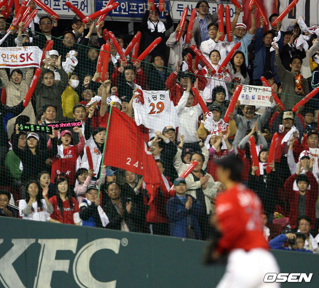 SK 김광현이 팬들의 환호를 받으며 교체되고 있다. /ajyoung@osen.co.kr 
