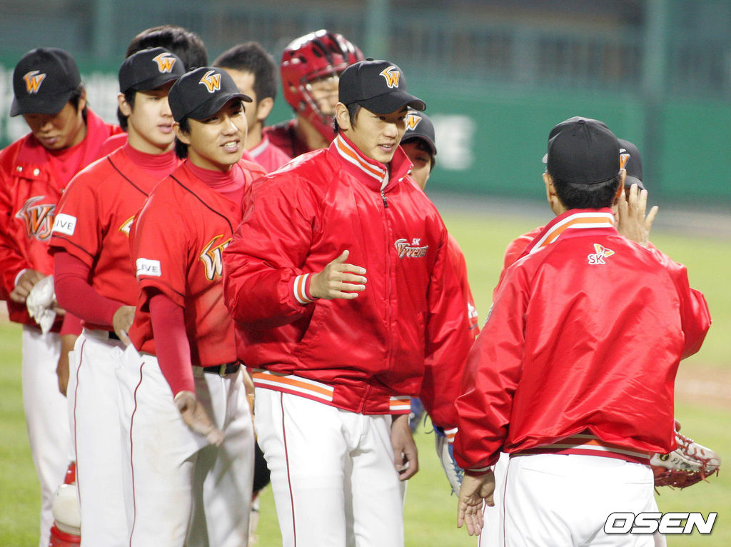 SK 김광현이 경기를 마치고 김성근 감독과 승리 하이파이브를 하고 있다. /OSEN DB