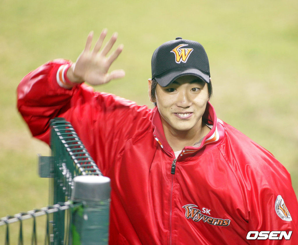 SK 김광현이 미소를 지으며 팬들에 손 인사를 건네며 그라운드를 나서고 있다. /OSEN DB