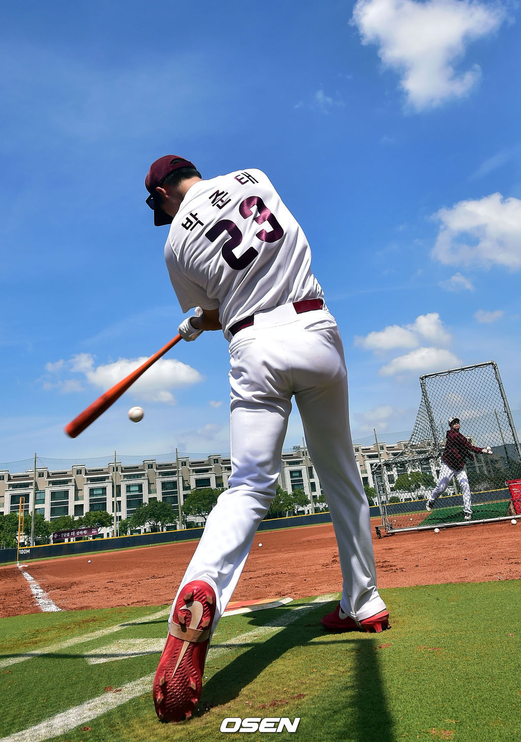 손혁 감독으로 수장이 바뀐 키움 히어로즈가 2019년 준우승의 아쉬움을 뒤로한 채 대만의 최남단 가오슝에서 구슬땀을 흘리고 있다.14일 박준태가 프리배팅을 하고 있다./spjj@osen.co.kr