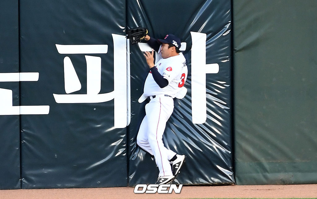 1회초 무사 선두타자로 나선 두산 박건우의 플라이 타구를 롯데 중견수 추재현이 펜스에 부딪히며 잡아내고 있다. / dreamer@osen.co.kr