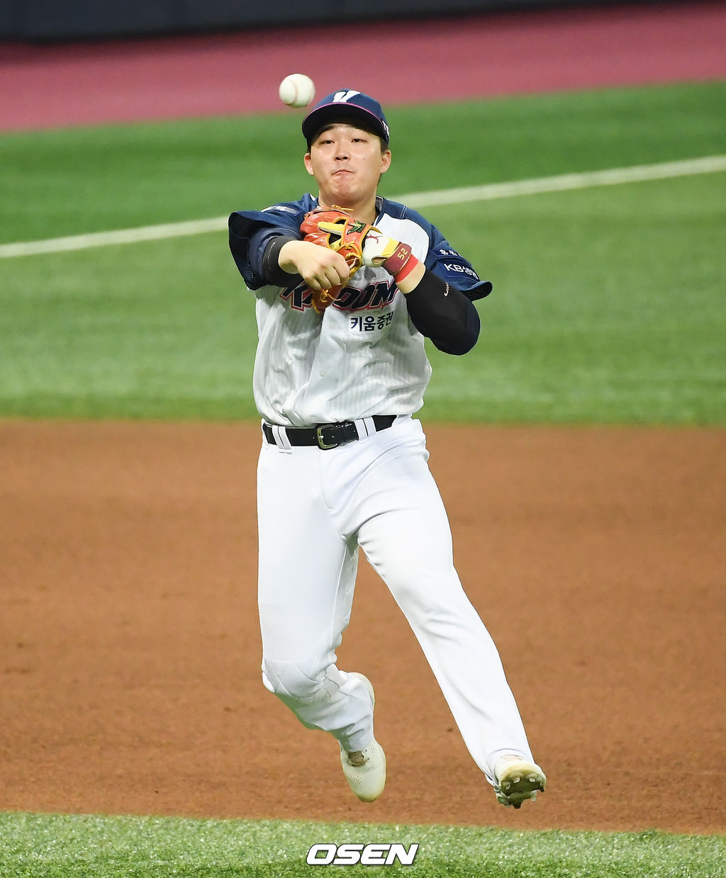 5회초 1사 2루 두산 허경민의 내야땅볼 타구를 전병우 3루수가 호수비 펼치며 1루로 송구하고 있다./  soul1014@osen.co.kr