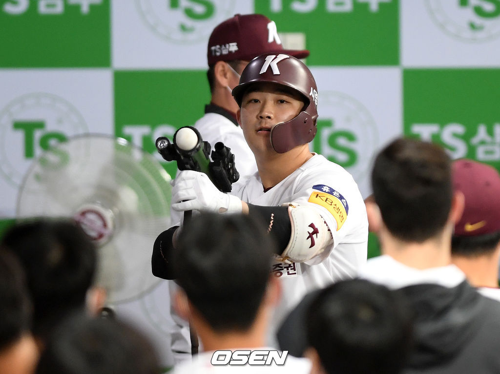 2회말 2사 2루에서 키움 전병우가 좌월 투런 홈런을 치고 더그아웃에서 바주카포를 쏘고 있다. /sunday@osen.co.kr