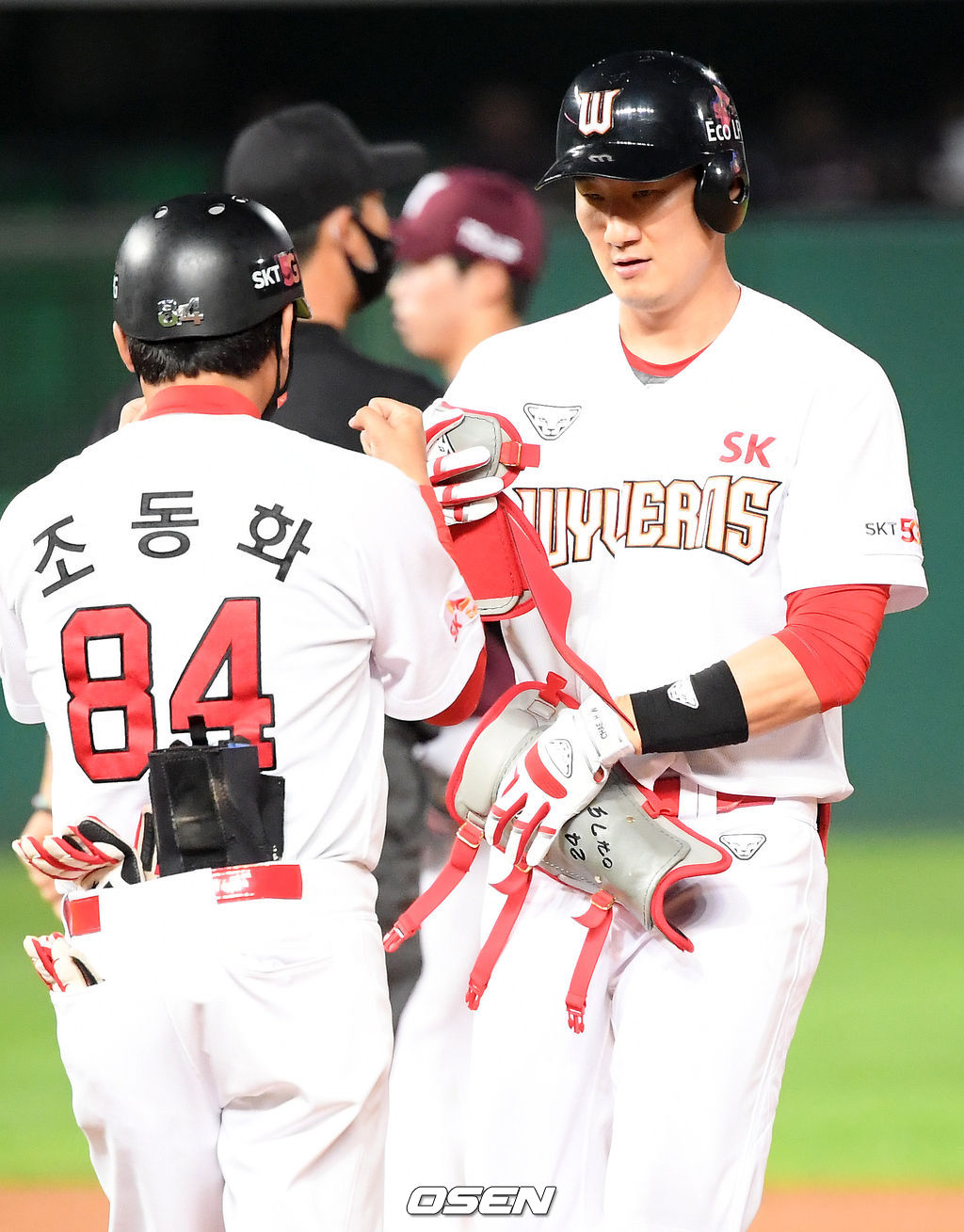 2회말 2사 주자 1,3루 SK 오태곤이 좌익수 왼쪽 재역전 1타점 적시 2루타를 날린 후 2루에서 조동화 코치와 하이파이브를 하고 있다./ rumi@osen.co.kr