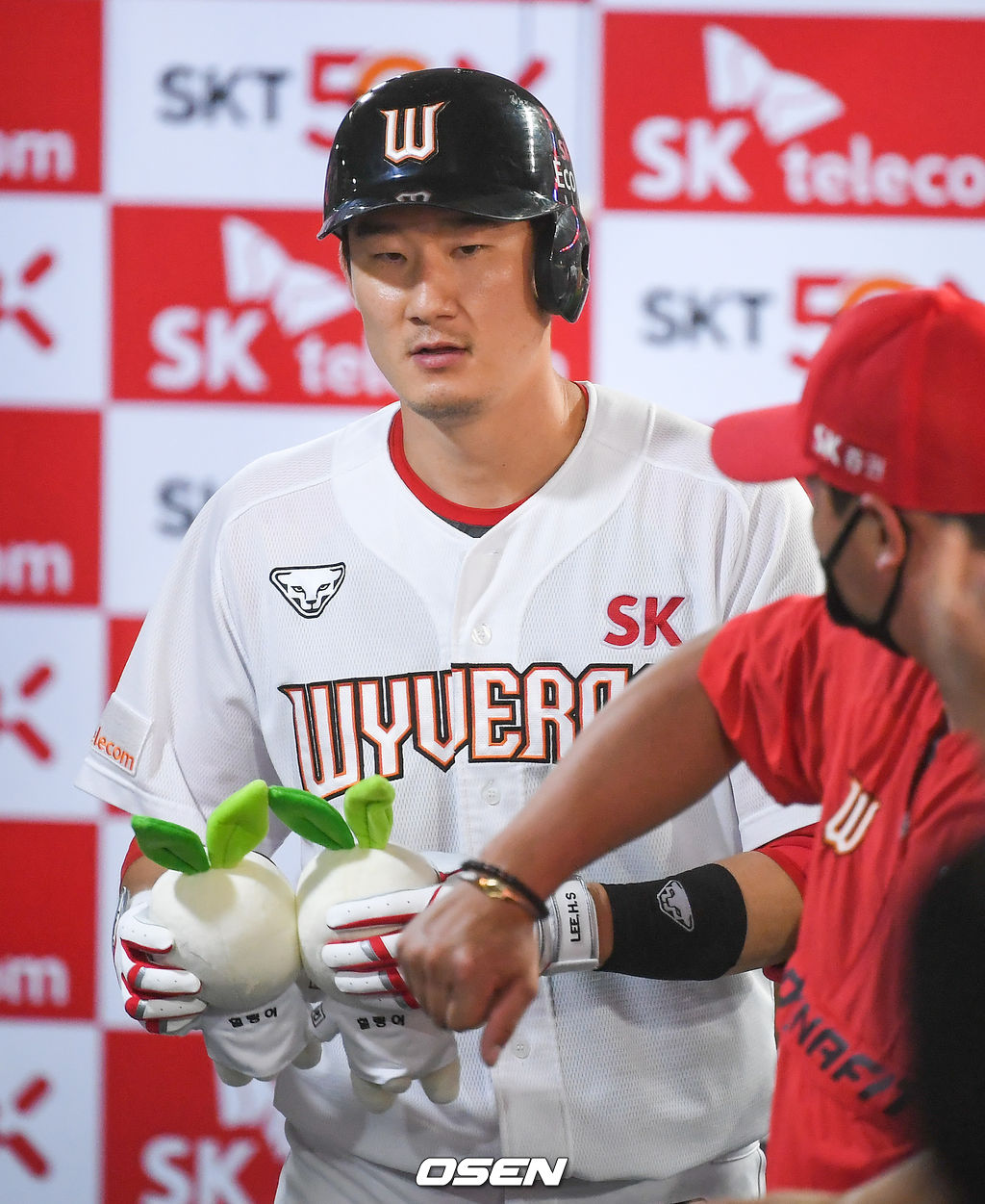 8회말 2사 3루 SK 오태곤이 2점 홈런을 날린뒤 동료들의 축하를 받고 있다. / soul1014@osen.co.kr