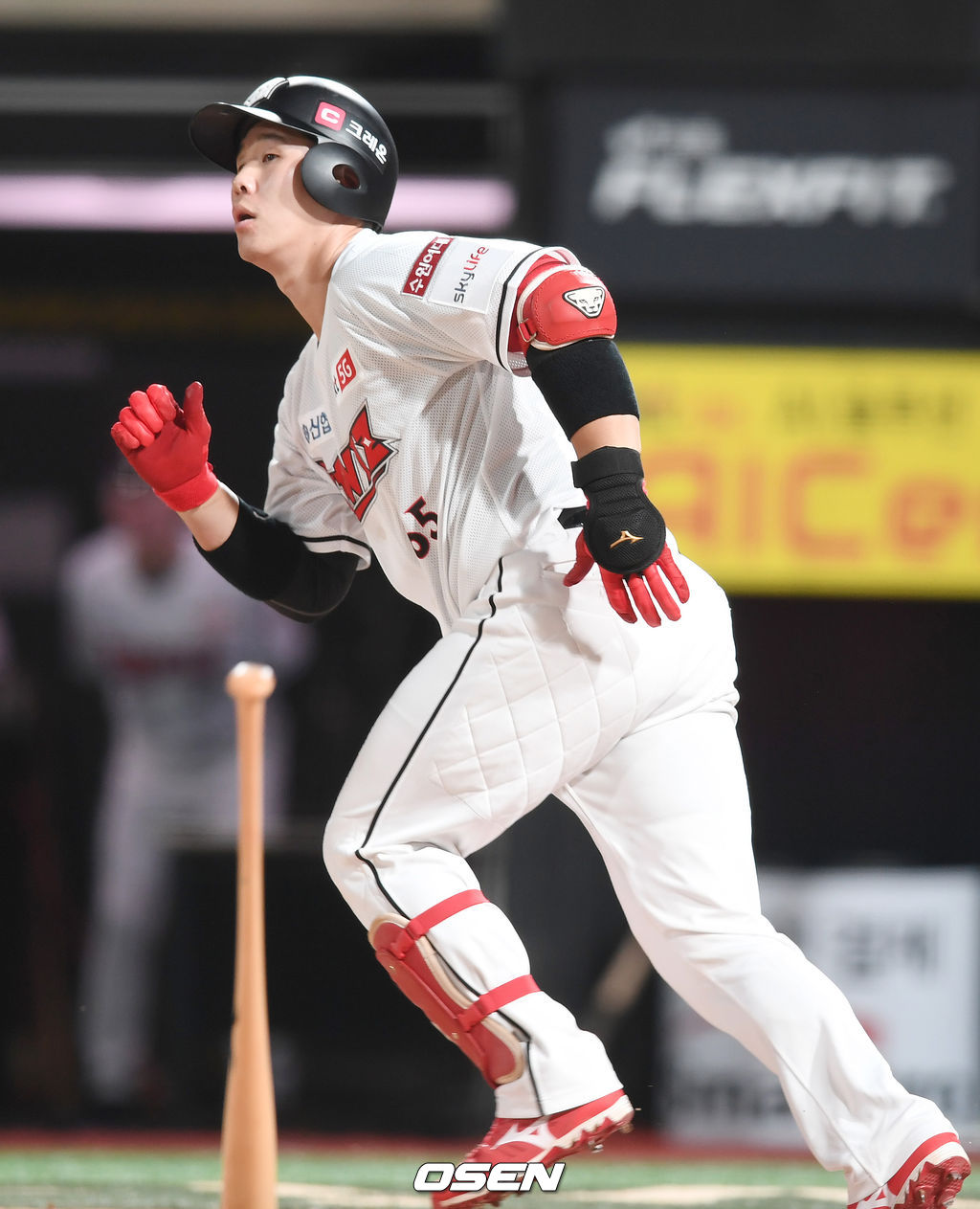 23일 오후 수원 KT위즈파크에서 '2020 신한은행 SOL KBO리그' KT 위즈와 NC 다이노스의 경기가 열렸다.8회말 2사 1루 KT 이홍구가 투런 홈런을 때려내고 있다. /youngrae@osen.co.kr