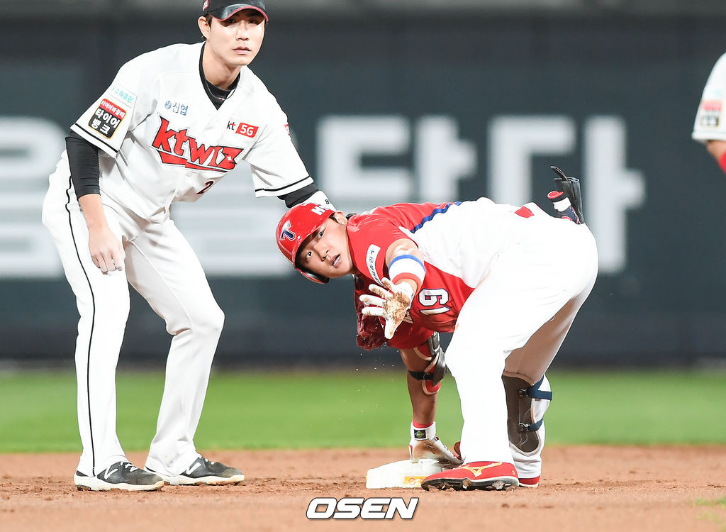 2회초 무사 1루 KIA 김태진이 2루타를 날리고 타임을 요청하고 있다. / soul1014@osen.co.kr