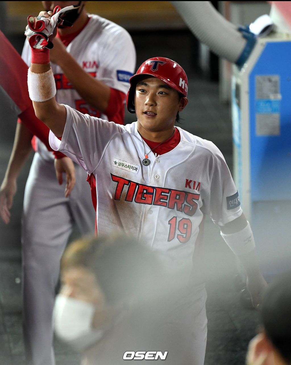 5회말 2사 2루 상황 KIA 최원준의 우중간 1타점 3루타 때 홈을 밟은 주자 김태진이 더그아웃 동료들과 인사를 나누고 있다. / dreamer@osen.co.kr