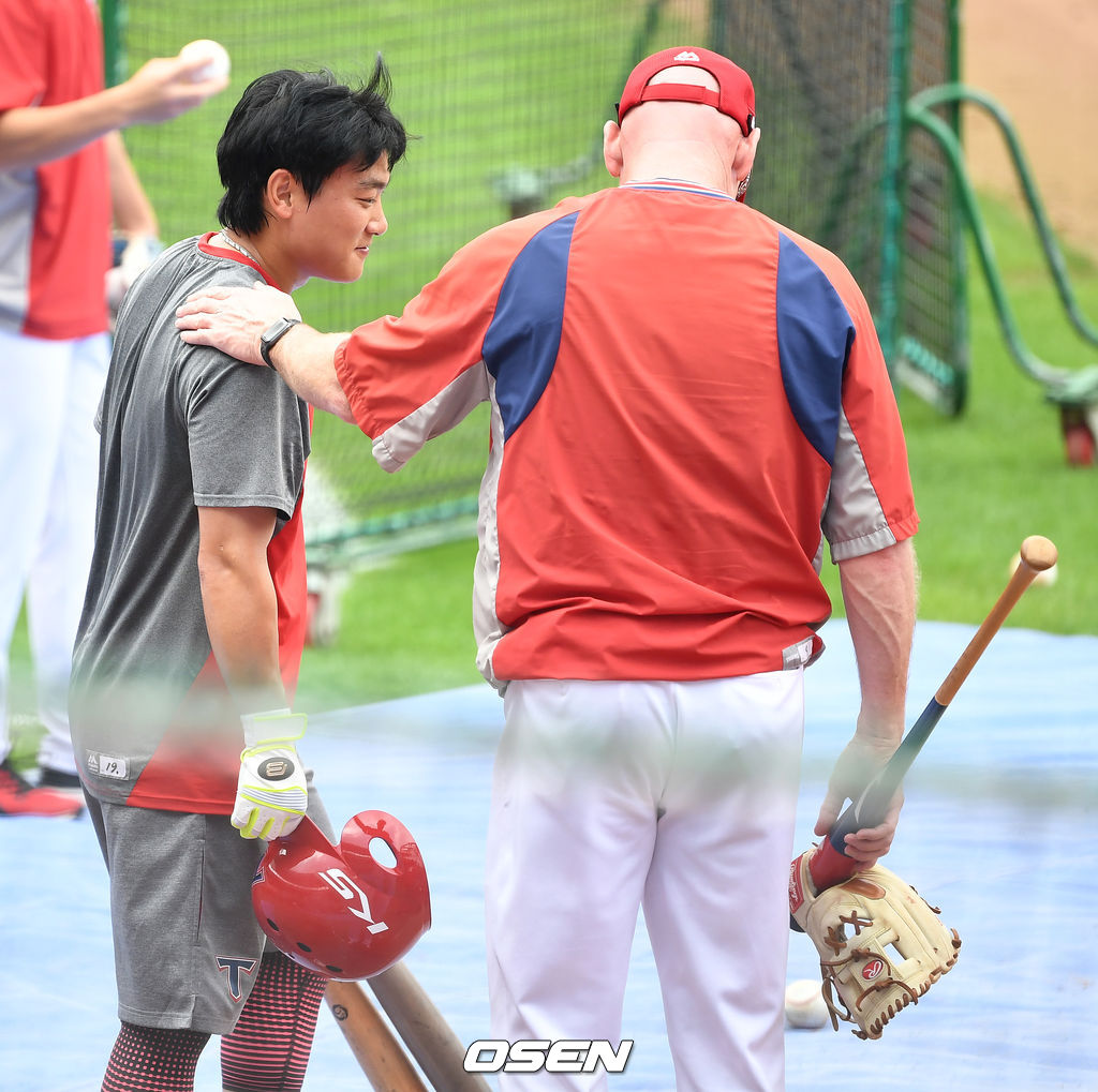 경기 시작을 앞두고 KIA 윌리엄스 감독과 김태진이 인사를 나누고 있다. / dreamer@osen.co.kr