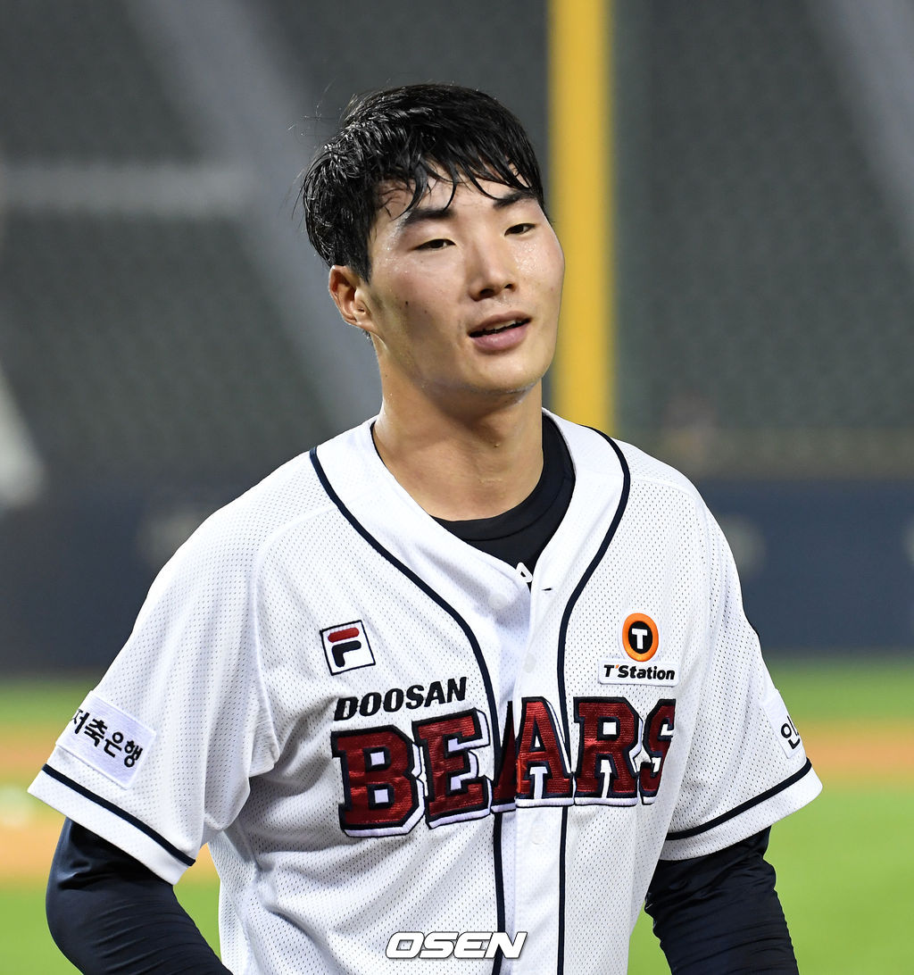 15일 오후 서울 잠실야구장에서 ‘2020 신한은행 SOL KBO 리그’ 두산베어스와 KT 위즈의 경기가 열렸다. 5회초 2사 2루에서 두산 이승진이 KT 강백호를 땅볼로 처리하고 더그아웃으로 가고 있다. /sunday@osen.co.kr