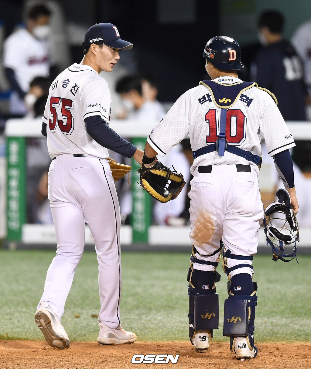 8회초 1사 1, 3루 상황 삼성 김동엽을 병살타로 이끌며 실점없이 이닝을 마친 두산 투수 이승진과 포수 박세혁이 더그아웃으로 향하며 인사를 나누고 있다. / dreamer@osen.co.kr