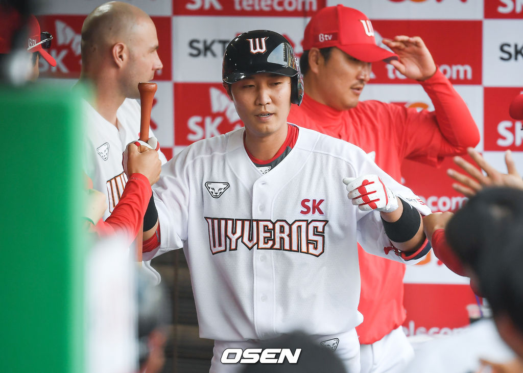 5회말 SK 선두타자 이흥련이 솔로홈런을 날리고 동료들의 축하를 받고 있다 /   soul1014@osen.co.kr