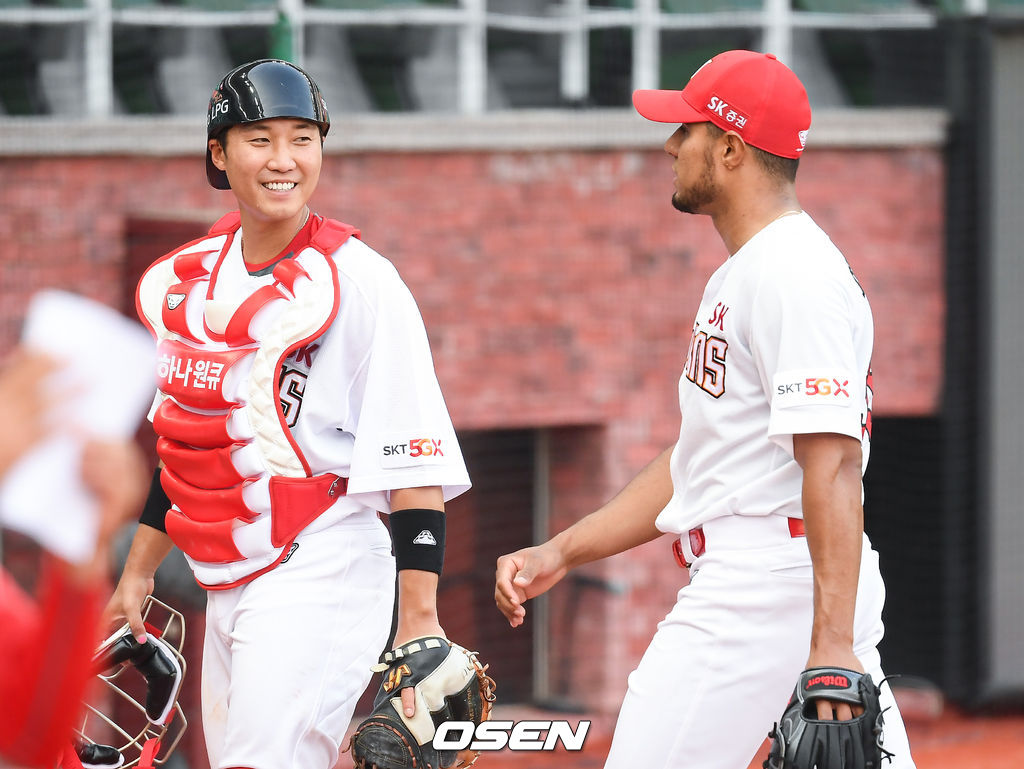 5회초 한화 공격을 막은 SK 핀토와 이흥련이 이야기 나누며 더그아웃으로 들어가고 있다. /   soul1014@osen.co.kr