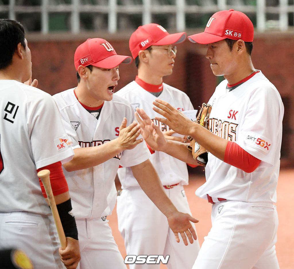 23일 오후 인천 SK행복드림구장에서 ‘2020 신한은행 SOL KBO리그’ SK 와이번스와 두산 베어스의 경기가 열렸다.9회초를 마친 SK 이태양이 덕아웃으로 들어가며 동료들과 하이파이브를 하고 있다./ rumi@osen.co.kr