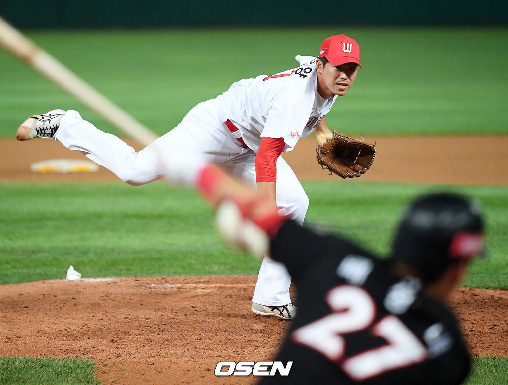 6회초 마운드에 오른 SK 이태양이 힘차게 공을 뿌리며 이닝을 마무리 하고 있다./ rumi@osen.co.kr