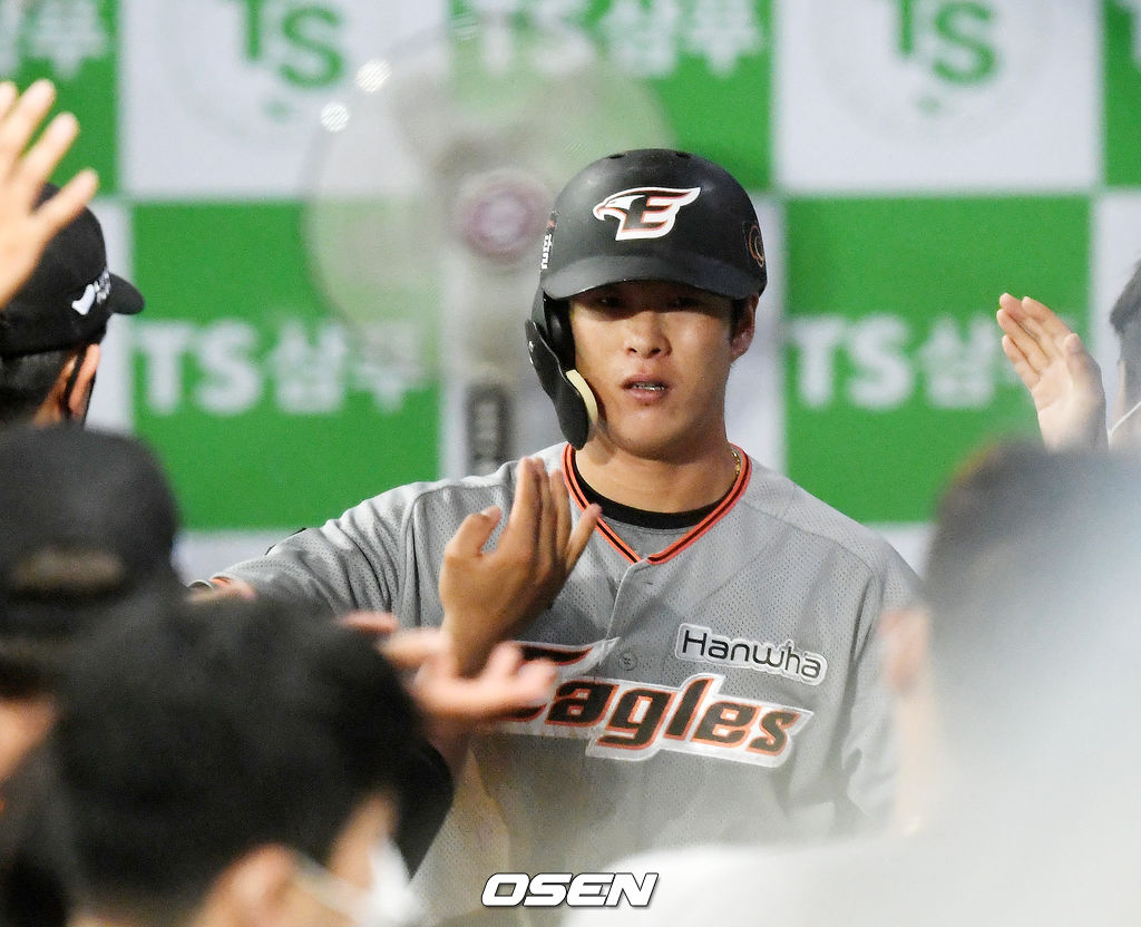 4회초 무사 주자 1,2루 한화 반즈가 중견수 왼쪽 1타점 적시타때 노수광이 홈으로 몸을 날려 세이프된 후 덕아웃에서 동료들과 하이파이브를 하고 있다. /rumi@osen.co.kr