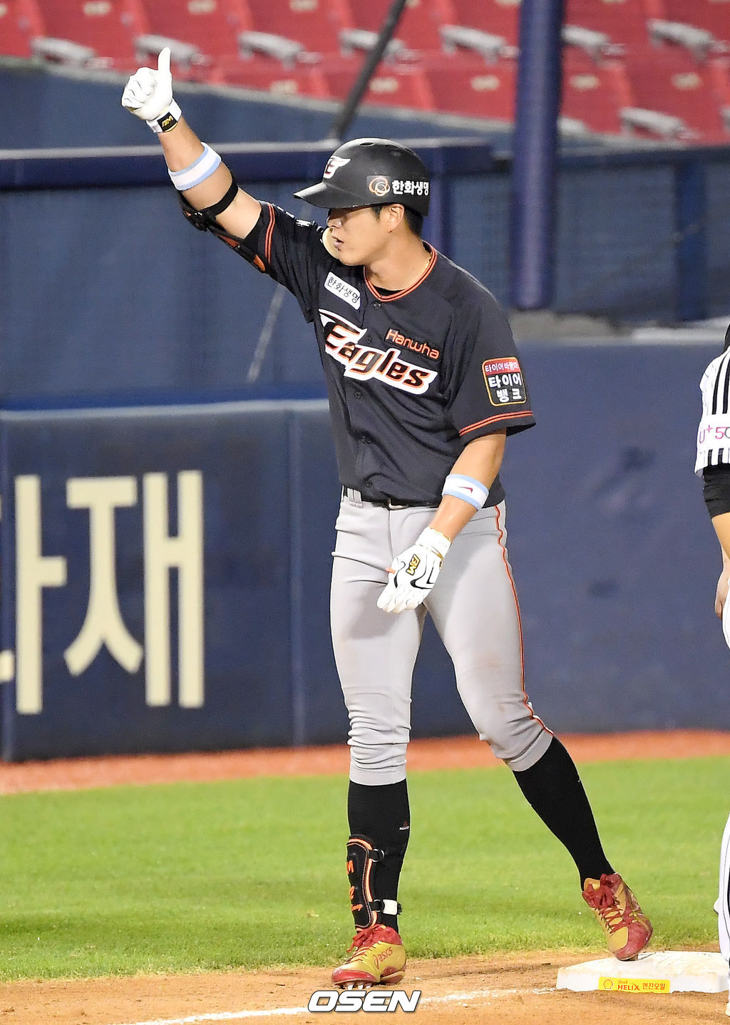  24일 오후 서울 송파구 잠실야구장에서 ‘2020 신한은행 SOL KBO리그’ LG 트윈스와 한화 이글스의 경기가 열렸다.9회초 1사 3루 한화 노수광이 달아나는 우월 1타점 적시 3루타를 때려낸 뒤 세리머니를 하고 있다. /cej@osen.co.kr