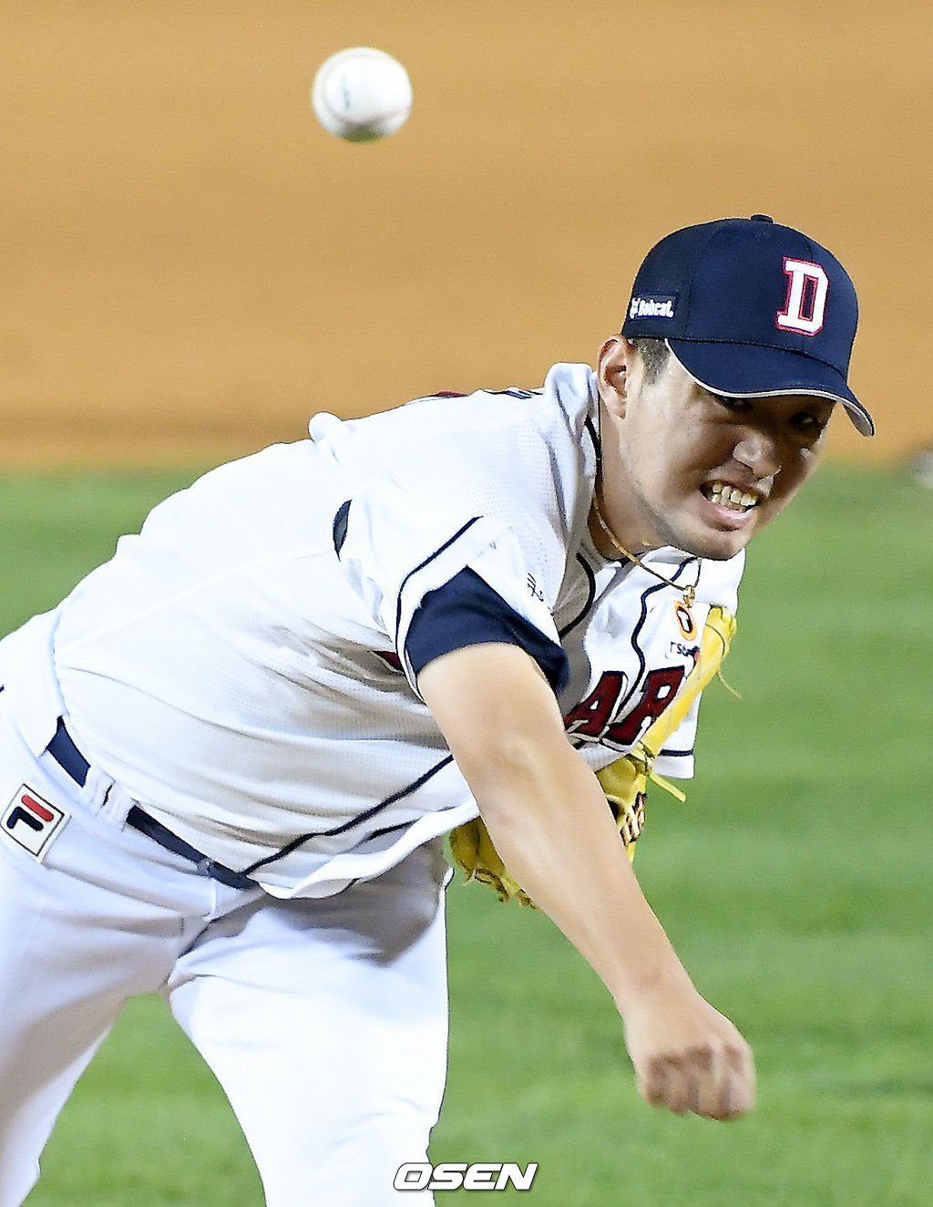 19일 오후 서울 잠실야구장에서 ‘2020 신한은행 SOL KBO리그’ 두산 베어스와 LG 트윈스의 경기가 열렸다.7회초 두산 홍건희가 마운드에 올라 힘차게 공을 뿌리고 있다./ksl0919@osen.co.kr