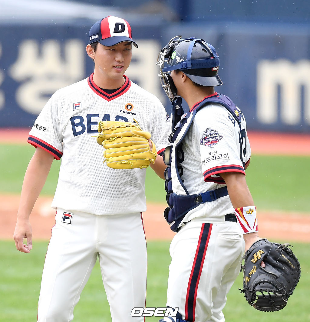 두산 베어스가 2연승을 낚았다. 두산은 6일 서울 잠실구장에서 열린 '2020 신한은행 SOL KBO리그' SK 와이번스와의 경기에서 선발로 변신한 함덕주의 호투와 오재일, 김재환의 홈런포를 앞세워 10-0으로 완승을 거두었다. 경기 종료 후 두산 홍건희, 최용제 배터리가 승리를 기뻐하고 있다. /cej@osen.co.kr