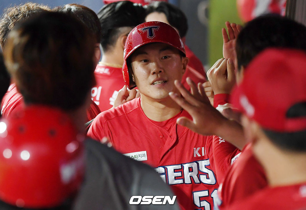1회초 1사 2루 KIA 류지혁이 김규성의 안타로 득점을 올린 뒤 동료들과 기뻐하고 있다. /youngrae@osen.co.kr