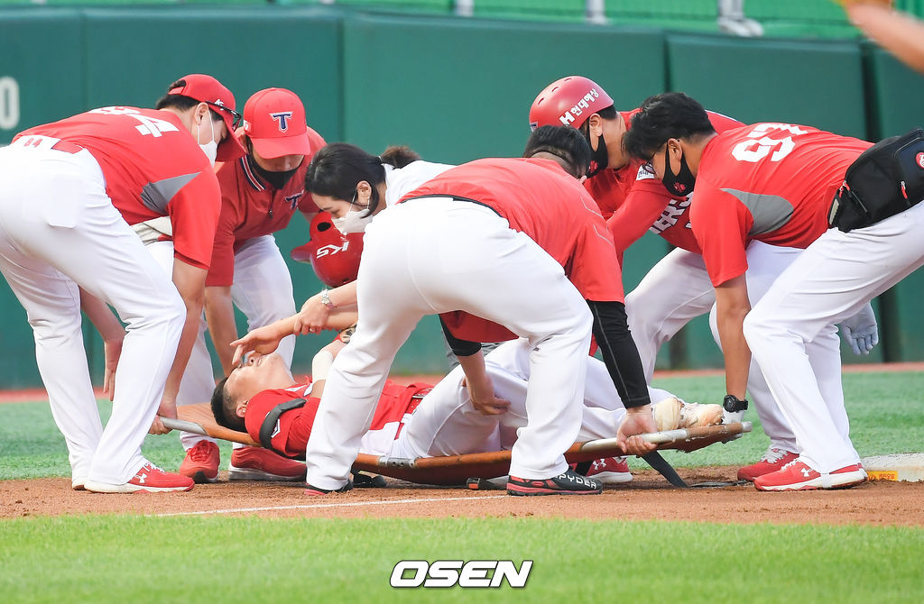 9회초 기아 유민상의 안타때 1루 주자 류지혁이 주루 과정에서 부상 당해 들것에 실려나가고 있다. . /   soul1014@osen.co.kr