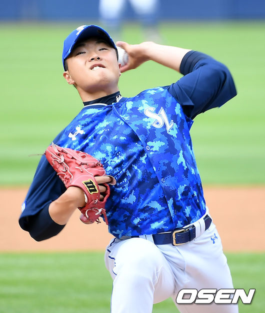 13일 대구 삼성라이온즈파크에서 ‘2020 신한은행 SOL KBO리그’ 삼성 라이온즈와 KT위즈의 더블헤더 2차전이 열렸다.1회초 삼성 선발투수 이승민이 마운드에 올라 힘차게 공을 뿌리고 있다./ksl0919@osen.co.kr