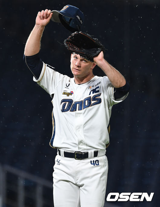 11일 오후 경남 창원 NC파크에서 '2020 신한은행 SOL KBO리그' NC 다이노스와 KT 위즈의 경기가 열렸다.5회초 무사 1, 2루 상황을 무실점으로 막아낸 NC 선발 루친스키가 이닝을 마치고 더그아웃으로 향하며 땀을 닦고 있다./ dreamer@osen.co.kr