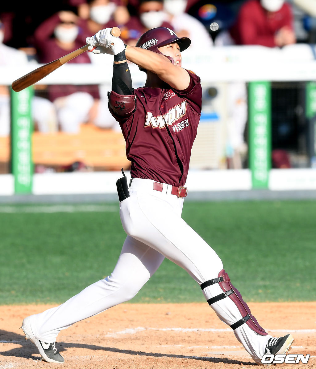 27일 오후 서울 송파구 잠실야구장에서 ‘2020 신한은행 SOL KBO리그’ 두산 베어스와 키움 히어로즈의 더블헤더 1차전 경기가 열렸다.8회초 2사 1,2루 키움  변상권이 달아나는 우월 스리런 홈런을 때려내고 있다. /cej@osen.co.kr