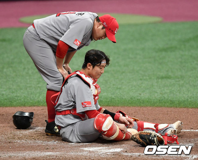 지난 25일 오후 서울 고척스카이돔에서 ‘2020 신한은행 SOL KBO리그’ 키움 히어로즈와 SK 와이번스의 경기가 열렸다.8회말 1사 2루 상황 키움 김혜성의 동점 1타점 적시타 때 홈으로 쇄도한 2루 주자 박정음이 SK 포수 이흥련의 태그를 뚫고 홈으로 슬라이딩 해 세이프 됐다. 이후 부상에 고통스러워하는 포수 이흥련과 그의 상태를 살피는 투수 김태훈. / dreamer@osen.co.kr
