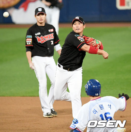 29일 오후 대구삼성라이온즈파크에서 ‘2020 신한은행 SOL KBO 리그’ 삼성 라이온즈와 KT 위즈의 경기가 열렸다.4회말 1사 1루 삼성 강한울의 병살타 떄 KT 2루수 박겨수가 주자 이원석을 포스아웃 시킨 뒤 1루로 송구하고 있다./ksl0919@osen.co.kr