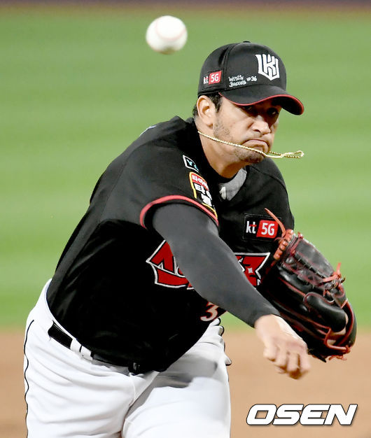 29일 오후 대구삼성라이온즈파크에서 ‘2020 신한은행 SOL KBO 리그’ 삼성 라이온즈와 KT 위즈의 경기가 열렸다.1회말 KT 선발 쿠에바스가 마운드에 올라 힘차게 공을 뿌리고 있다./ksl0919@osen.co.kr