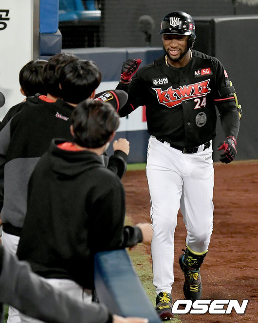 29일 오후 대구삼성라이온즈파크에서 ‘2020 신한은행 SOL KBO 리그’ 삼성 라이온즈와 KT 위즈의 경기가 열렸다.3회초 2사 KT 로하스가 솔로 홈런을 날린 뒤 더그아웃에서 선수들과 기쁨을 나누고 있다./ksl0919@osen.co.kr
