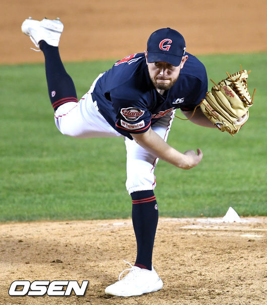 5회말 롯데 선발 샘슨이 힘차게 공을 뿌리고 있다. / dreamer@osen.co.kr