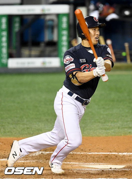 2회초 2사 2루 상황 롯데 손아섭이 달아나는 1타점 우익선상 2루타를 날리고 있다. / dreamer@osen.co.kr