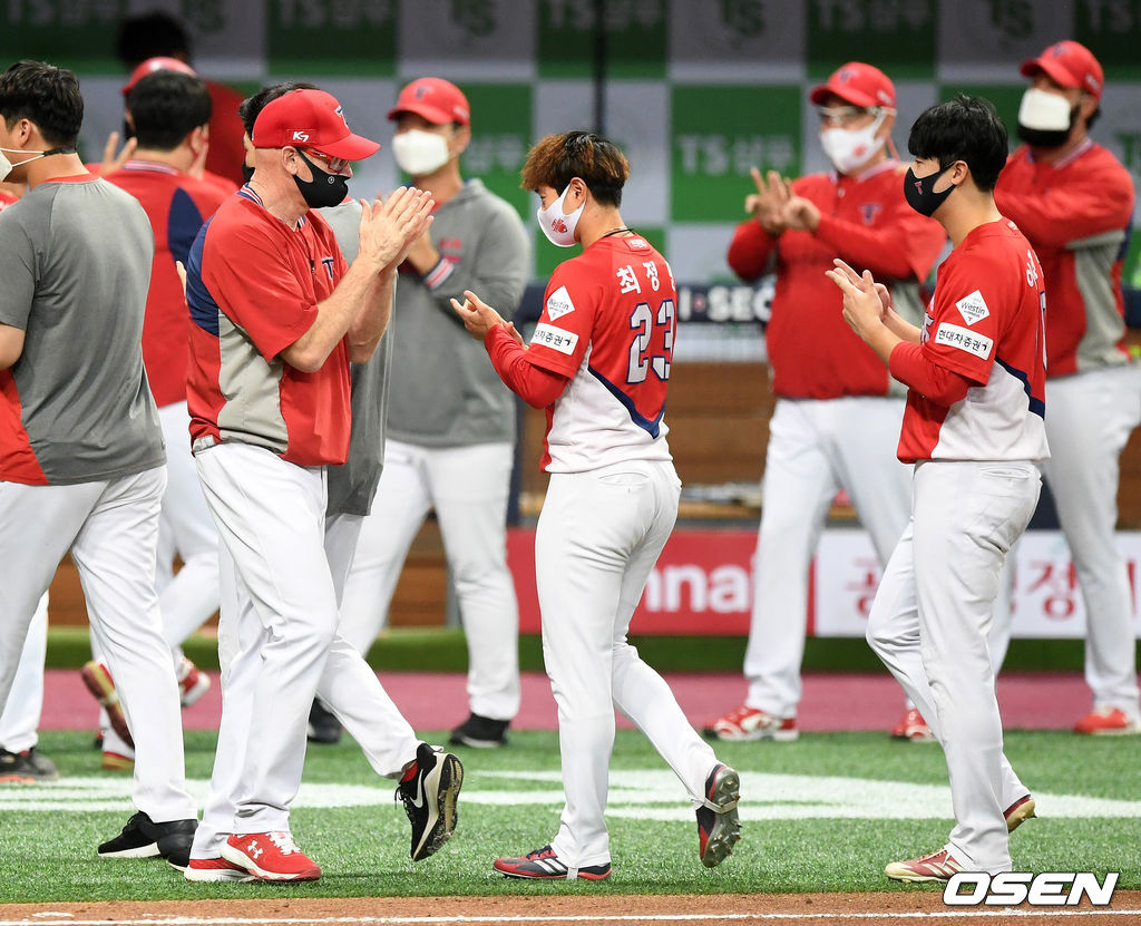 키움은 2연패에 빠졌고 이날 KT가 승리하면서 3위로 내려앉았다. 게임차에서는 여전히 키움이 0.5게임차 앞서지만 승률에서 KT(0.57265)가 키움(0.57258)에 앞선다.경기 종료 후 KIA 윌리엄스 감독이 선수들과 승리의 기쁨을 나누고 있다./sunday@osen.co.kr