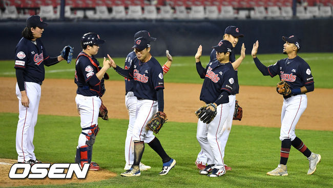 승리한 롯데 선수들이 하이파이브를 나누고 있다. / dreamer@osen.co.kr