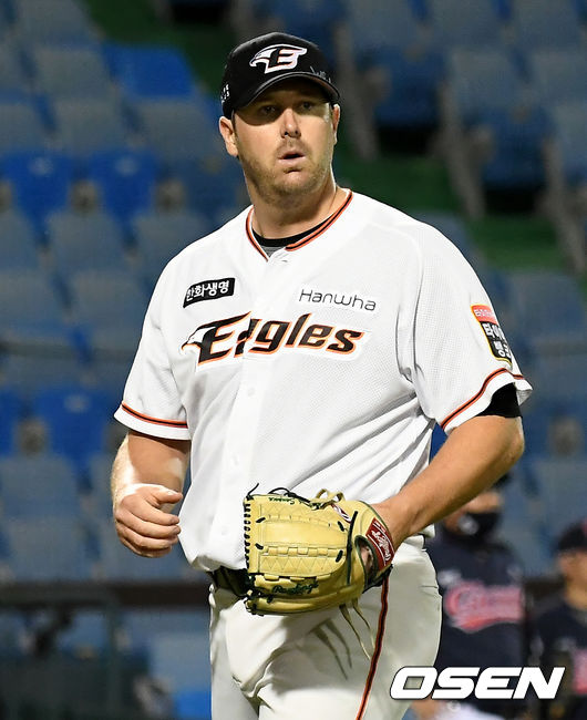 24일 오후 대전 한화이글스파크에서 ‘2020 신한은행 SOL KBO 리그’ 한화 이글스와 롯데 자이언츠의 경기가 열렸다.5회초 종료 후 한화 선발 서폴드가 기뻐하며 더그아웃으로 이동하고 있다./ksl0919@osen.co.kr