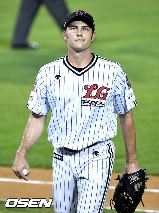 2회초 2실점한 LG 선발 윌슨이 이닝을 마치고 더그아웃으로 향하며 아쉬워하고 있다. / dreamer@osen.co.kr