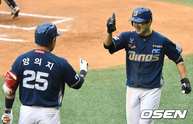 1회초 무사 1, 2루 상황 NC 나성범의 선제 1타점 적시타 때 홈을 밟은 박민우가 양의지와 인사를 나누고 있다. / dreamer@osen.co.kr