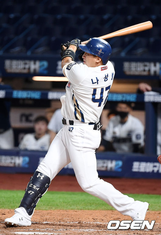 24일 오후 경남 창원 NC파크에서 ‘2020 신한은행 SOL KBO리그' NC 다이노스와 LG 트윈스의 경기가 열렸다.8회말 무사 NC 나성범이 안타를 때려내고 있다. /youngrae@osen.co.kr
