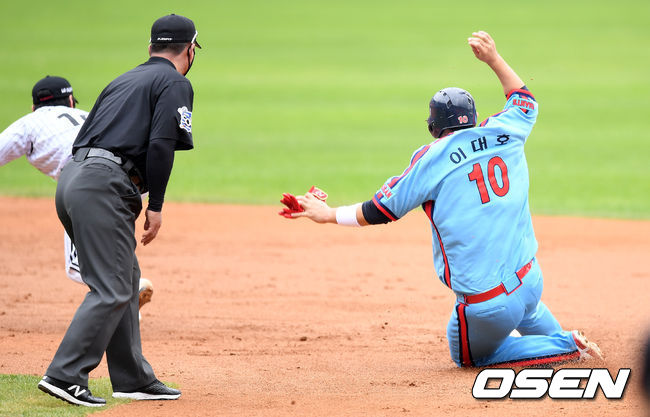 30일 오후 서울 잠실야구장에서 ‘2020 신한은행 SOL KBO 리그’ LG 트윈스와 롯데 자이언츠의 경기가 열렸다.3회초 1사 1루에서 롯데 1루주자 이대호가 도루에 성공하고 있다. /sunday@osen.co.kr
