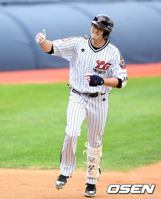 30일 오후 서울 잠실야구장에서 ‘2020 신한은행 SOL KBO 리그’ LG 트윈스와 롯데 자이언츠의 경기가 열렸다.7회말 2사 1,2루에서 LG 이형종이 좌월 스리런 홈런을 치고 환호하고 있다. /sunday@osen.co.kr
