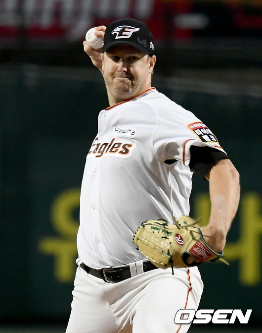 1회초 한화 선발 서폴드가 마운드에 올라 힘차게 공을 뿌리고 있다./ksl0919@osen.co.kr