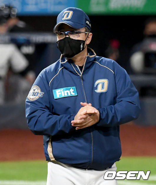 선두 NC가 6연승에 성공했다. LG는 공동 3위에서 4위로 밀려났다. NC는 25일 창원NC파크에서 열린 2020 KBO리그 LG와의 경기에서 투타 짜임새를 보이며 7-1로 승리했다. 경기 종료 후 NC 이동욱 감독이 기뻐하고 있다./ksl0919@osen.co.kr