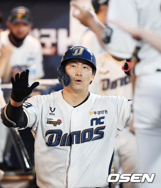 4회말 NC 선두타자로 나온 나성범이 우월 솔로홈런을 날린 후 덕아웃에서 동료들과 비접촉 하이파이브를 하고 있다./ rumi@osen.co.kr