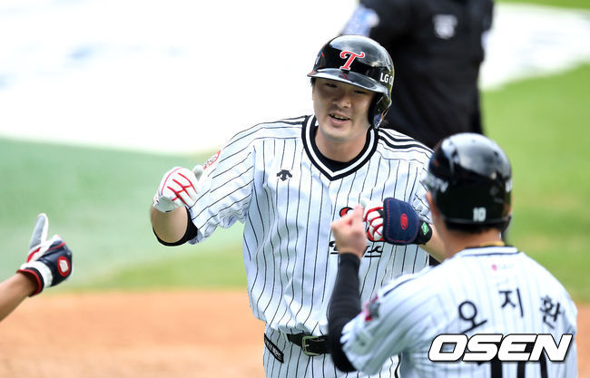 30일 오후 서울 잠실야구장에서 ‘2020 신한은행 SOL KBO 리그’ LG 트윈스와 롯데 자이언츠의 경기가 열렸다.7회말 2사 1,2루에서 LG 이형종이 좌월 스리런 홈런을 치고 홈에서 환호하고 있다. /sunday@osen.co.kr